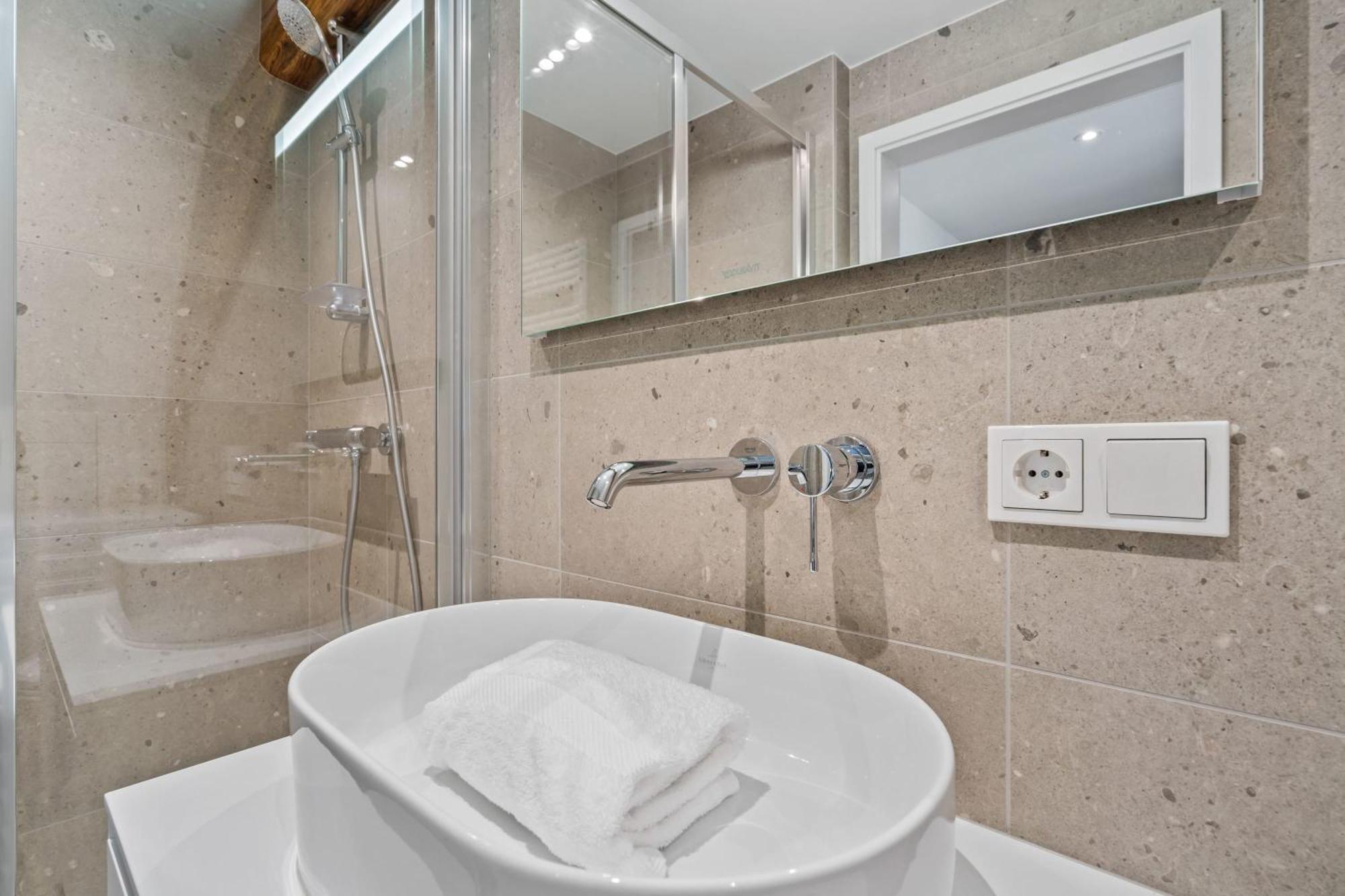 Elegant Clausen Apartment With King Bed & Wifi Люксембург Екстериор снимка